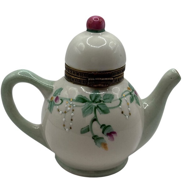 Studio USA Trinket Box Tea Kettle.
Floral pattern with a bronze leaf‎ clasp. - Picture 4 of 8
